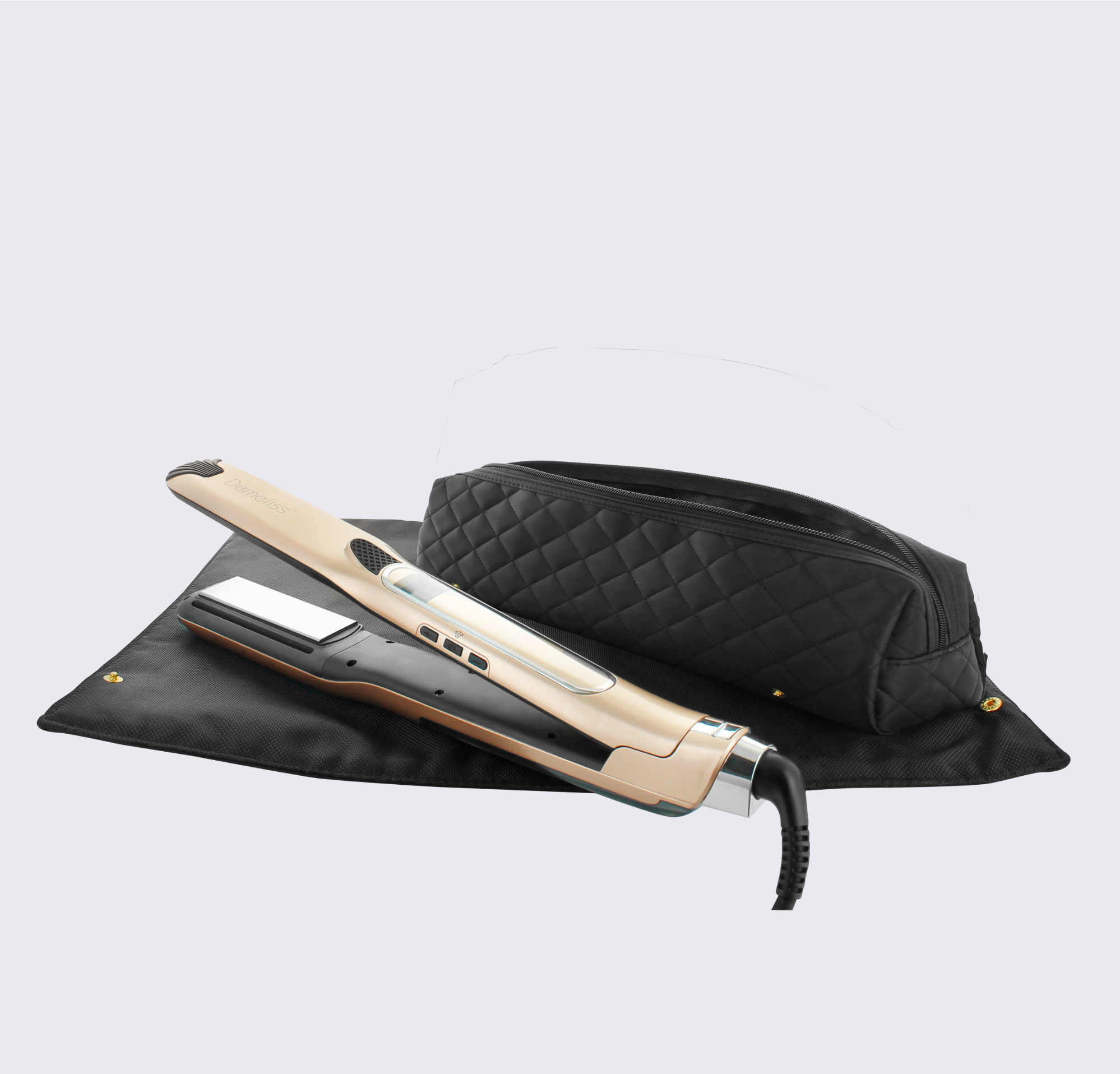 Vous en rêviez ? Il existe désormais ! L'édition 2.0 du lisseur vapeur Demeliss TITANIUM est désormais disponible ! Plus léger, plus fin, plus ergonomique, cette nouvelle version de notre best-seller lisse efficacement dès la racine, idéal pour le travail des cheveux courts, et réalise facilement de sublimes ondulations. Ce coffret exclusif est l'idée de cadeau idéal et comprend une trousse de rangement.